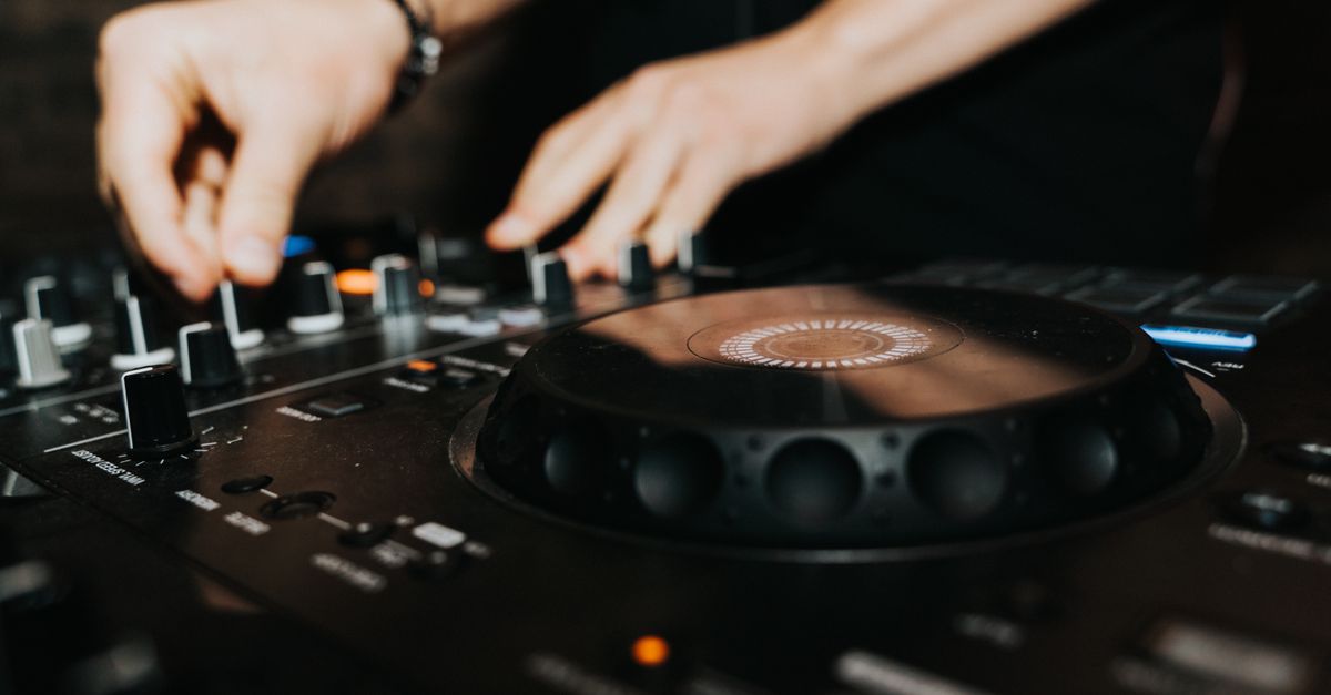 dj mixing club